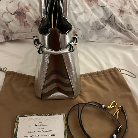 Burberry Banner Leather Tote Bag - Picture 3 of 6